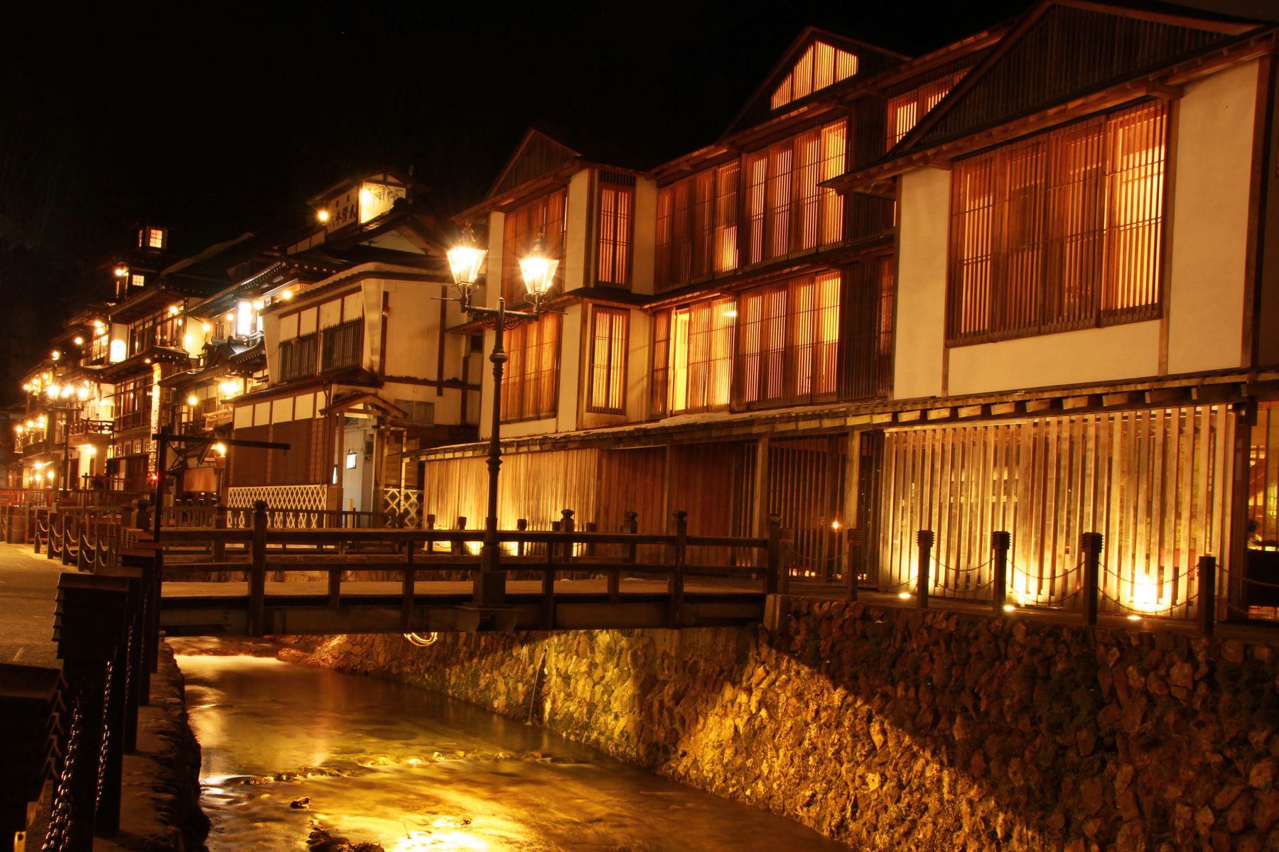 夜の温泉街と旅館の灯り